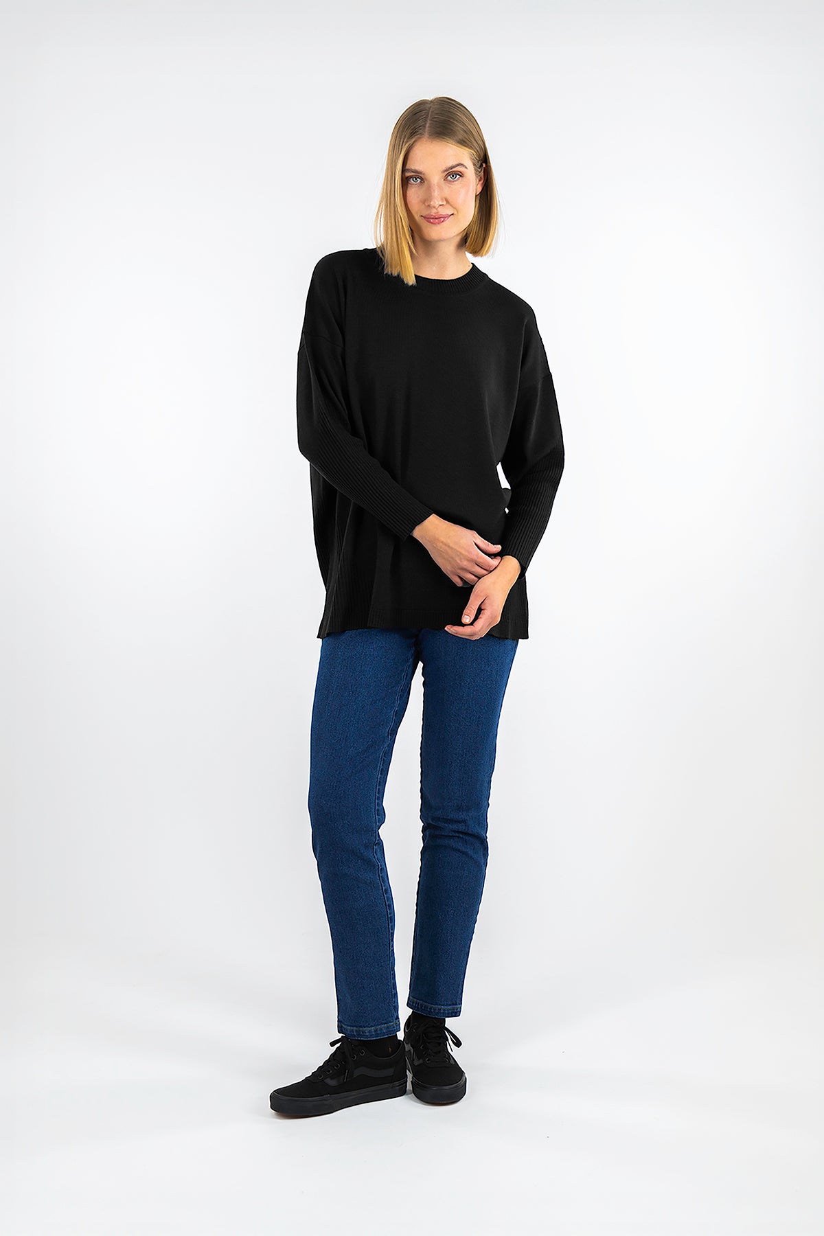 JUOLUKKA-neule musta