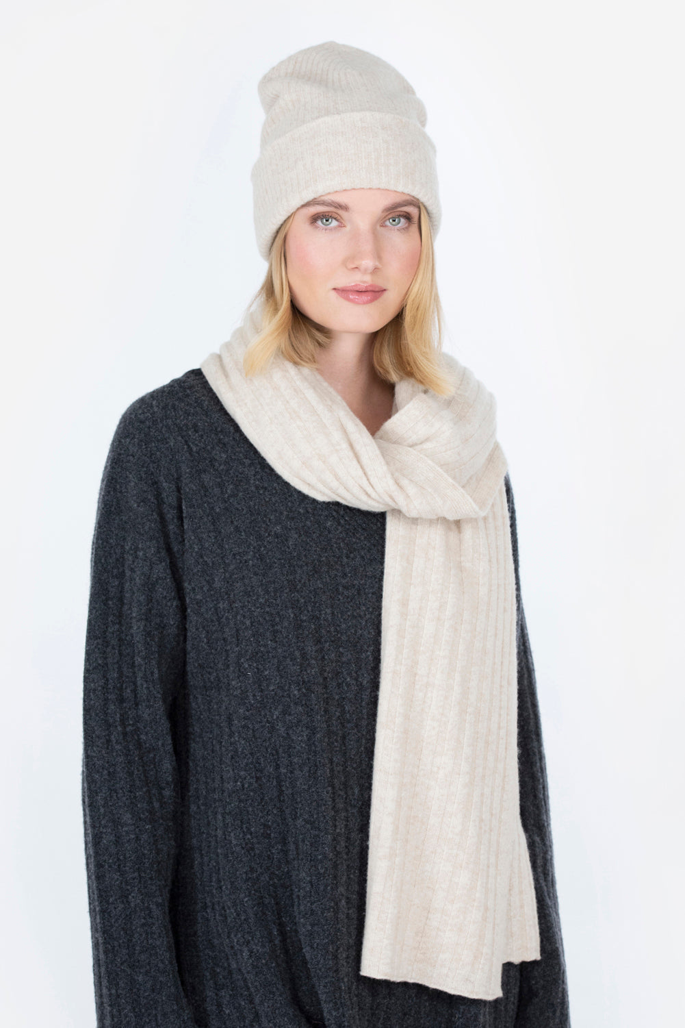 PITKOS-neulehuivi vaaleanbeige