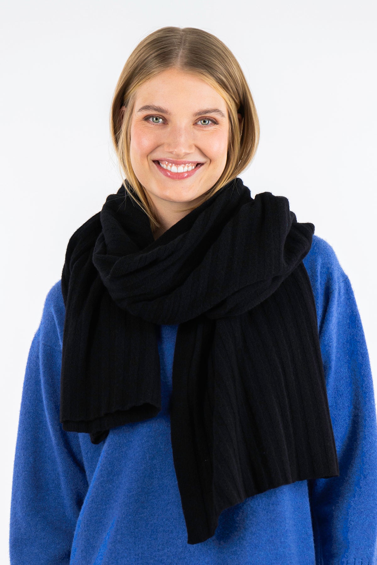 PITKOS-neulehuivi musta